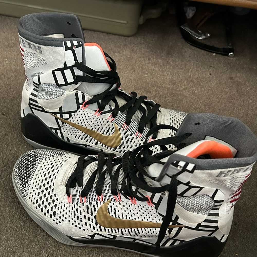 Kobe 9 Elites. Slightly dirty still in good condition no wear and tear or damage